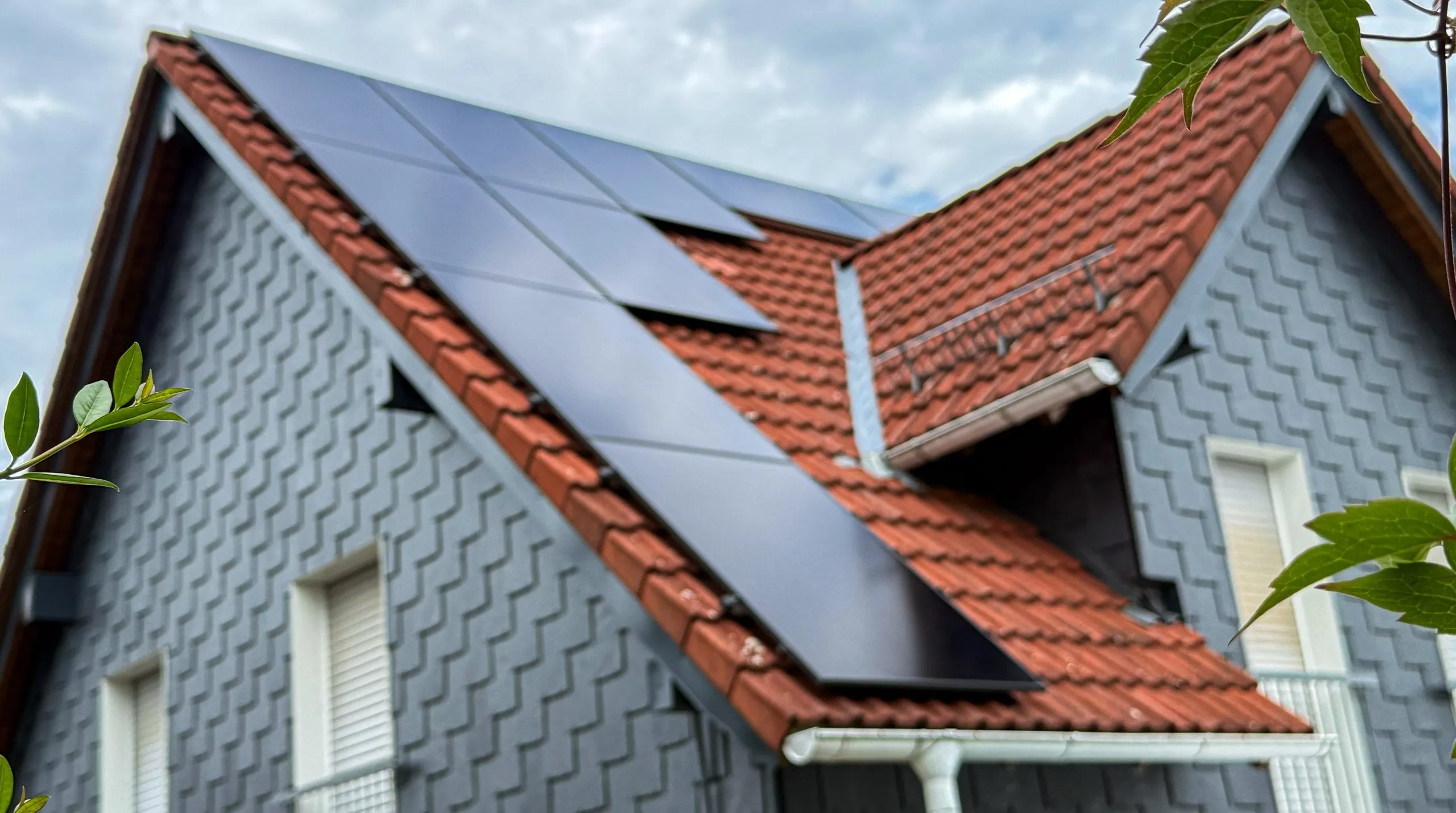 Photovoltaikanlage mit schwarzen Modulen auf dem Ziegeldach eines Einfamilienhauses in Remscheid
