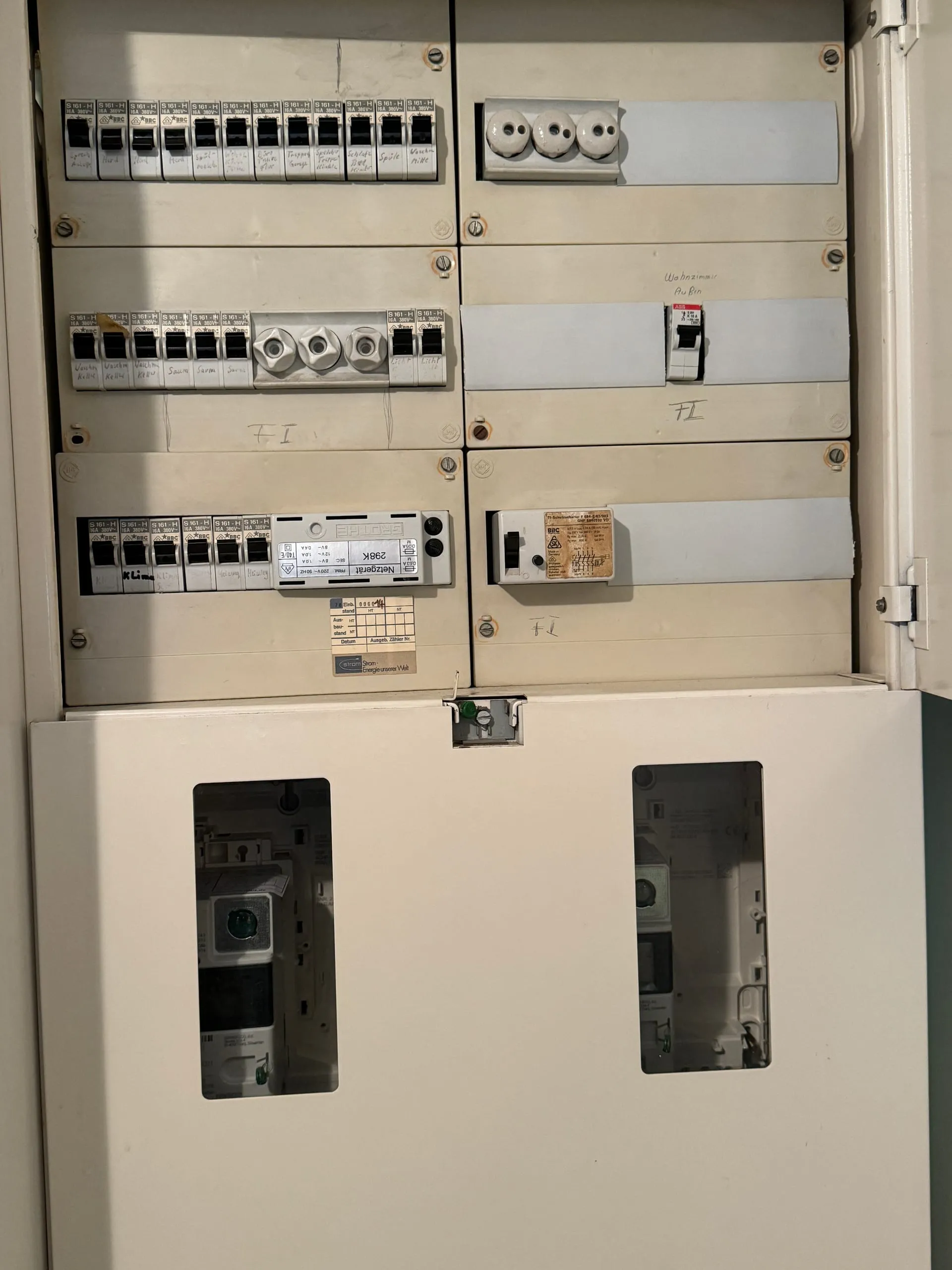Zählerschrank eines Wohnhauses während der elektrischen Teilsanierung