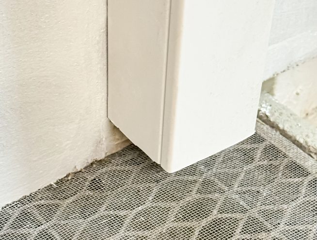 Kabel-Wanddurchführung neben dem Oberlichtfenster über den Lichtschacht