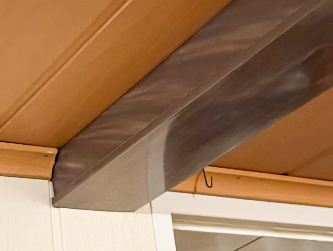 Über einen an der Decke angebrachtem Kabeltunnel...