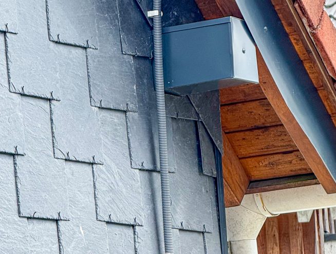 Kabel der Solarmodule werden von den Modulen über die Fassade geführt und ...