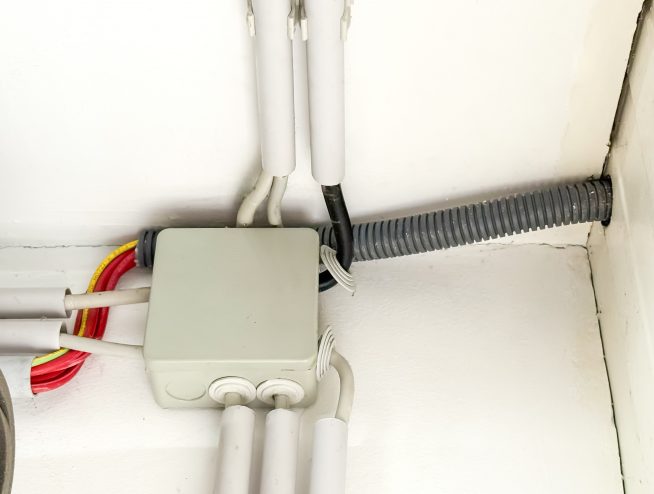 ... durch eine seitliche Wanddurchführung ins Garageninnere eingebracht