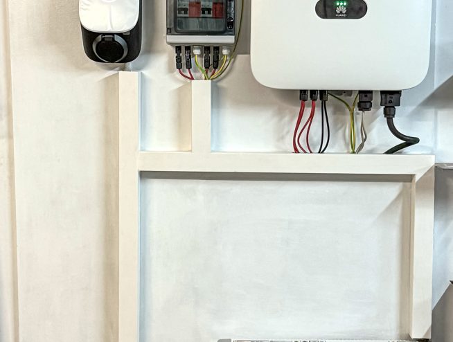 Die Sicherung der Modulausgänge, der Wechselrichter, der Batteriespeicher und die Wallbox sind fachgerecht installiert und übersichtlich angeordnet