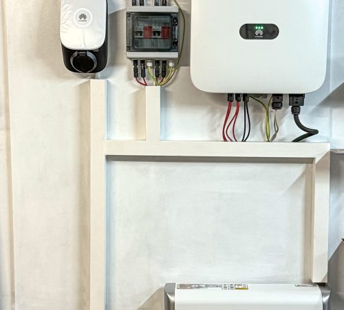 Die Sicherung der Modulausgänge, der Wechselrichter, der Batteriespeicher und die Wallbox sind fachgerecht installiert und übersichtlich angeordnet